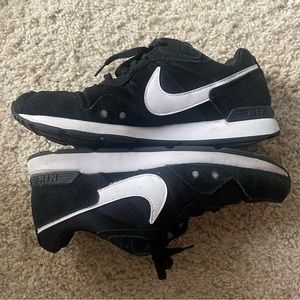 🤙🏼 Women’s Nike Black / White Athletic Tennis Running Shoes